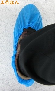 把防塵靜電鞋套反穿後，可以讓鞋套的角角縮在鞋套內側。
